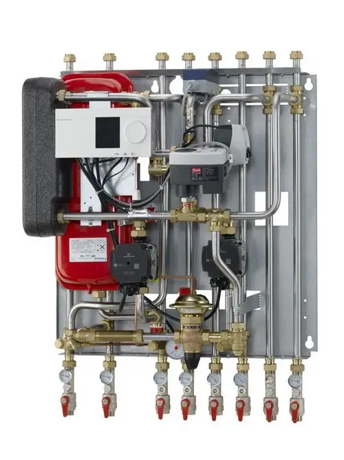 Montageplatte mit mehreren Rohren und Ventilen, die verschiedene Komponenten für Heizungs- oder Warmwasseranwendungen vereint; Hersteller ist Danfoss.